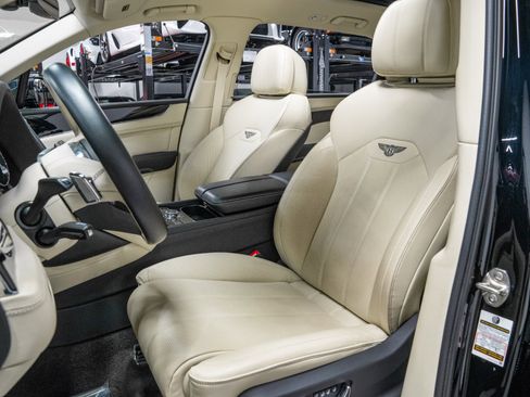 Used 2024 Bentley Bentayga Extended Wheelbase image 21