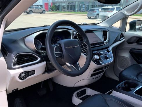 Used 2023 Chrysler Pacifica Touring-L FWD image 16