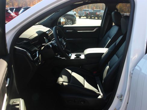New 2025 GMC Acadia Elevation w/ Elevation Premium Package FWD image 13