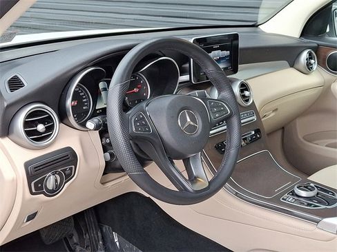Used 2019 Mercedes-Benz GLC 300 4MATIC image 4
