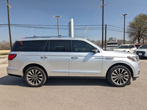 Used 2019 Lincoln Navigator Select w/ Technology Package image 2