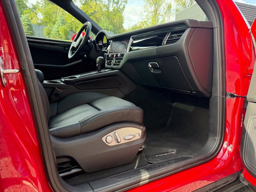 Certified 2026 Porsche Macan AWD/4WD image 21