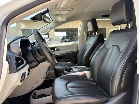 Used 2024 Chrysler Pacifica Limited FWD image 12