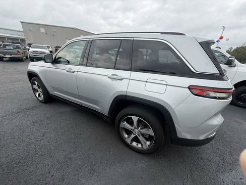 Used 2023 Jeep Grand Cherokee Limited w/ Luxury Tech Group II image 6