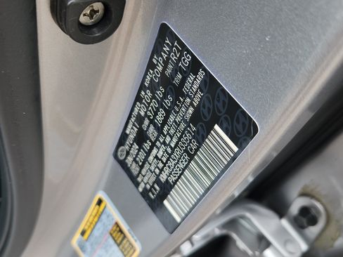 Used 2024 Hyundai Venue SEL FWD image 16