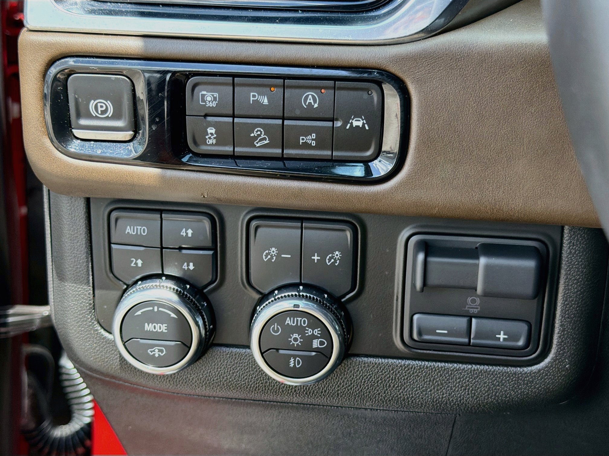 Used 2025 GMC Yukon Denali Ultimate AWD/4WD image 38