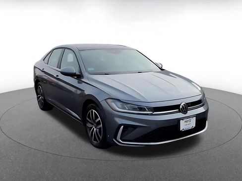 Used 2025 Volkswagen Jetta SE image 3