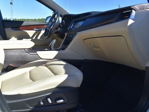 Used 2018 Cadillac XT5 Luxury w/ Driver Awareness Package image 11