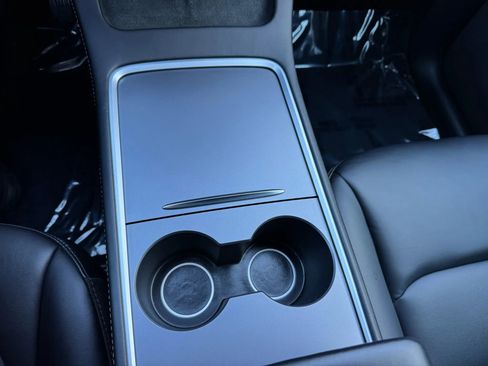 Used 2022 Tesla Model Y Long Range image 36