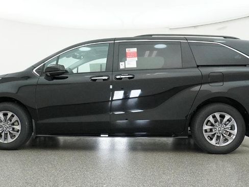 New 2026 Toyota Sienna XLE FWD image 16