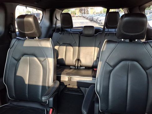 Certified 2025 Chrysler Pacifica Limited FWD image 15