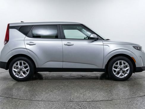 Used 2025 Kia Soul LX w/ LX Technology Package FWD image 11