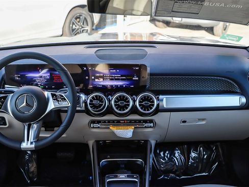 Used 2024 Mercedes-Benz EQB 300 4MATIC image 11