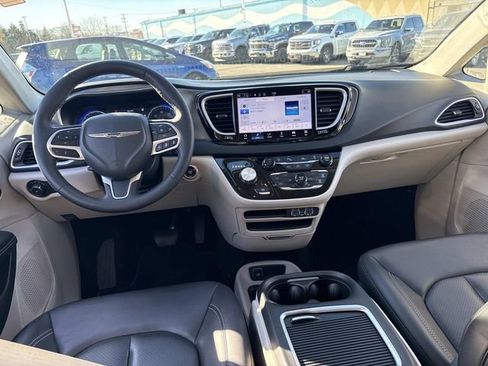 Used 2024 Chrysler Pacifica Touring-L FWD image 14