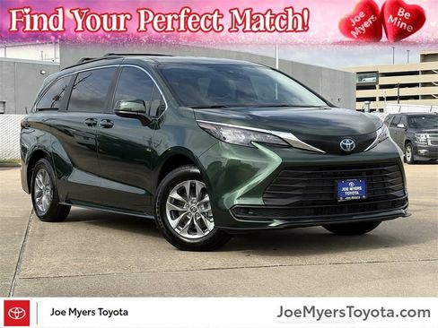 Used 2025 Toyota Sienna LE image 1