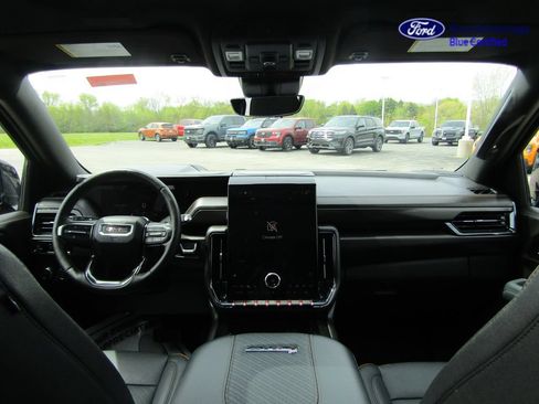 Used 2025 GMC Yukon XL AT4 w/ AT4 Premium Package AWD/4WD image 16