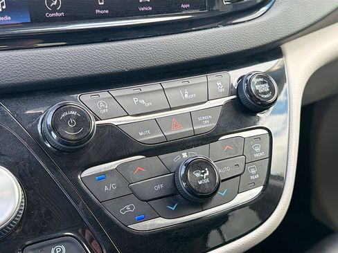 Used 2023 Chrysler Pacifica Touring-L FWD image 33