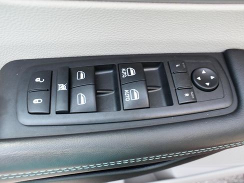 Used 2018 Chrysler Pacifica Touring-L FWD image 43