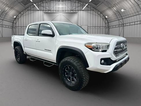 Used 2017 Toyota Tacoma TRD Off-Road RWD image 27