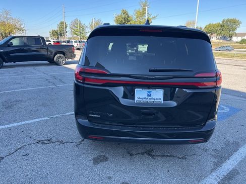 New 2026 Chrysler Pacifica Select image 25