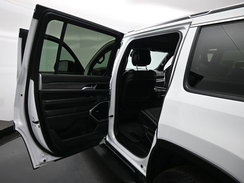 Used 2024 Jeep Wagoneer Series II w/ Flexible Seating Group image 20