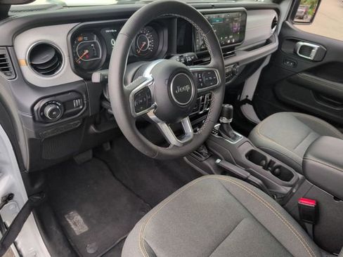 Used 2025 Jeep Wrangler Unlimited Sahara AWD/4WD image 10