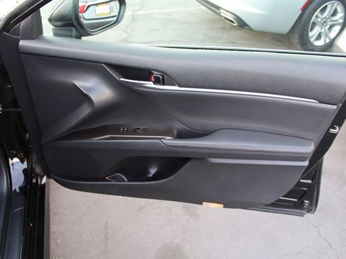 Used 2021 Toyota Camry XLE image 19