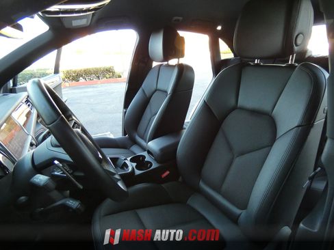 Used 2024 Porsche Macan AWD/4WD image 52