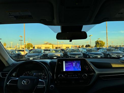Used 2025 Toyota Highlander LE image 33