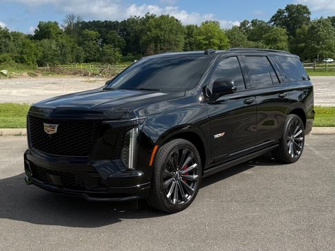 Used 2025 Cadillac Escalade V AWD/4WD image 2