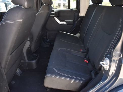 Used 2018 Jeep Wrangler Unlimited Sahara w/ Connectivity Group AWD/4WD image 21