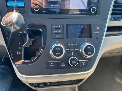 Used 2020 Toyota Sienna XLE Premium FWD image 14