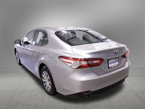 Used 2020 Toyota Camry LE image 4
