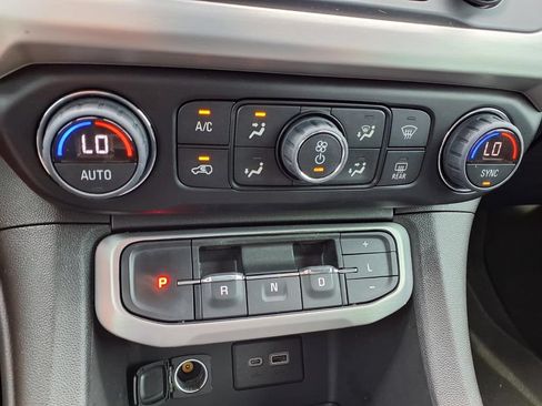 Used 2022 GMC Acadia SLE w/ Driver Convenience Package FWD image 8