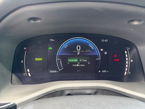 Used 2025 Toyota Camry SE FWD image 13