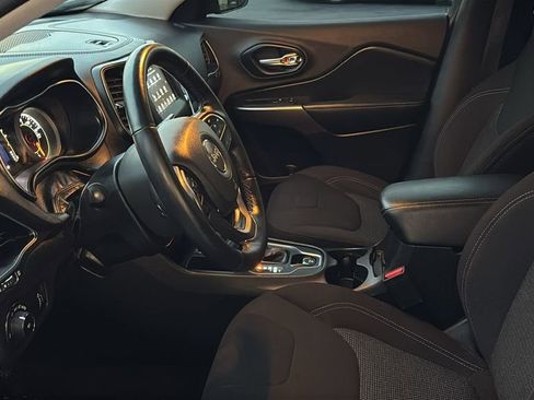 Used 2019 Jeep Cherokee Latitude w/ Cold Weather Group image 23