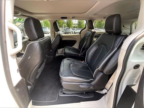 Used 2022 Chrysler Pacifica Limited FWD image 14