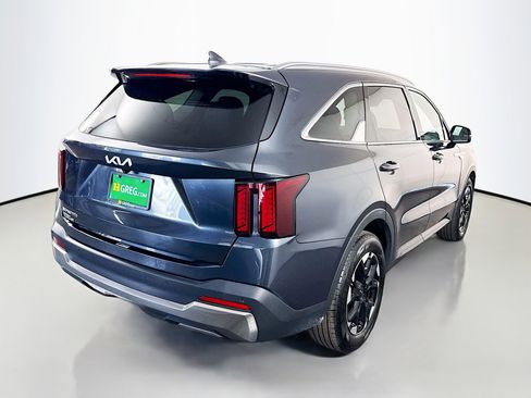 Used 2024 Kia Sorento S image 10