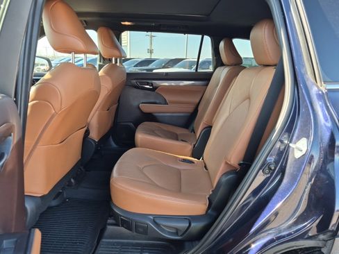 Used 2021 Toyota Highlander Platinum image 12