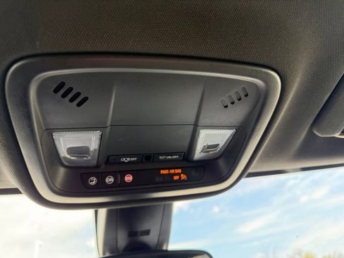 Used 2023 Chevrolet Traverse LT FWD image 21