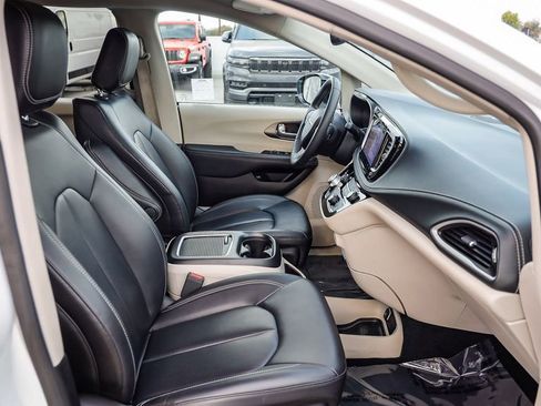 Certified 2024 Chrysler Pacifica Select image 17