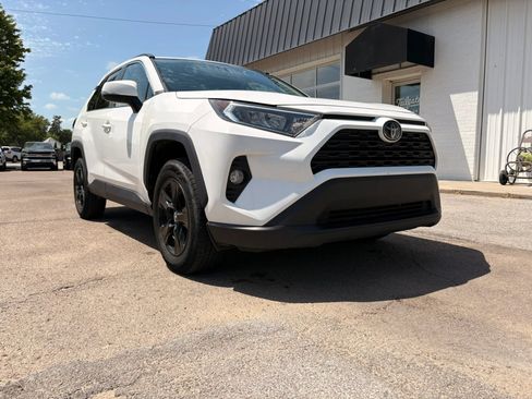 Used 2021 Toyota RAV4 XLE AWD/4WD image 2