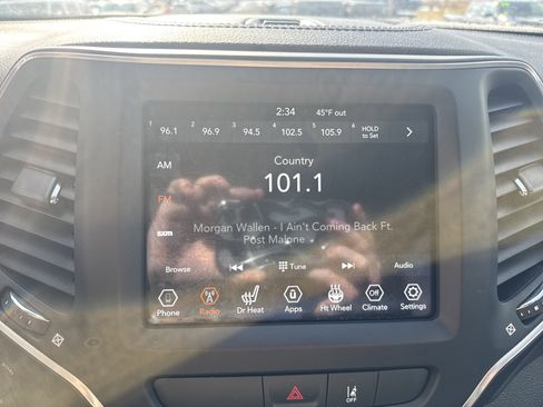 Used 2022 Jeep Cherokee Latitude w/ Sun & Sound Group image 25