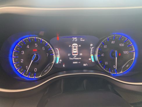 Used 2024 Chrysler Pacifica Touring-L FWD image 18