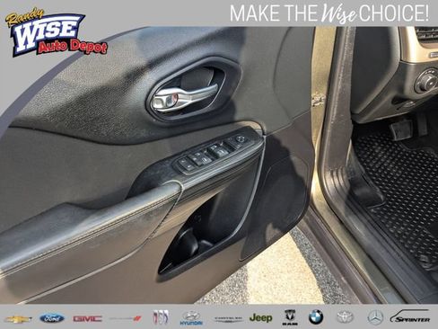 Used 2014 Jeep Cherokee Latitude w/ Cold Weather Group AWD/4WD image 10