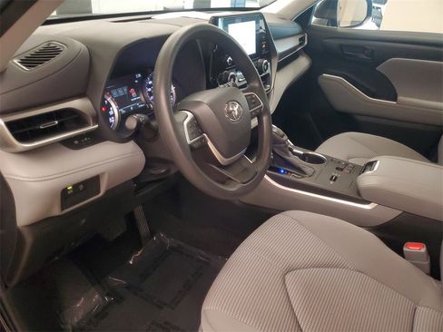 Used 2023 Toyota Highlander L image 16