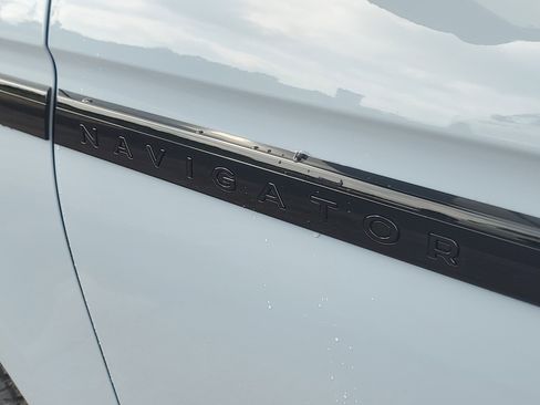 New 2026 Lincoln Navigator Reserve w/ Jet Appearance Package AWD/4WD image 7