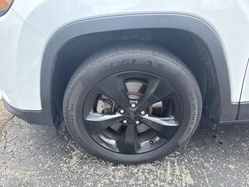 Used 2019 Jeep Cherokee Latitude Plus FWD image 11