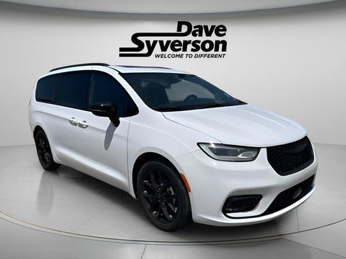 Used 2025 Chrysler Pacifica Limited FWD image 3