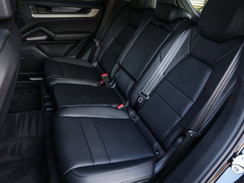 Used 2025 Porsche Cayenne image 23